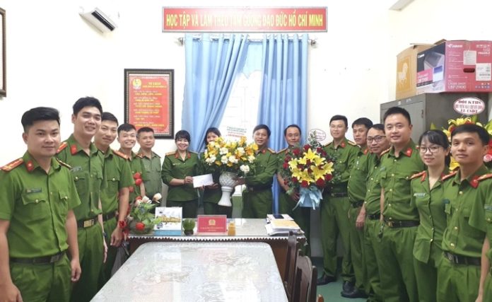 Lãnh đạo Công an quận Ngũ Hành Sơn (Đà Nẵng) khen thưởng Đội Điều tra tổng hợp.